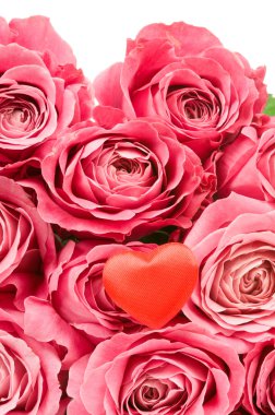 Sevgililer günü kalp kırmızı güller içinde