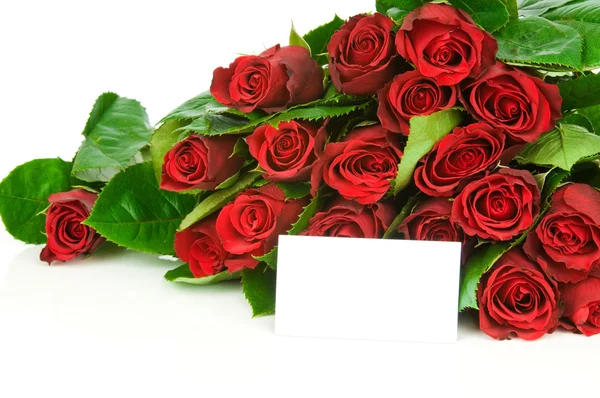 Strauß roter Rosen und Grußkarte isoliert auf weißem Hintergrund — Stockfoto