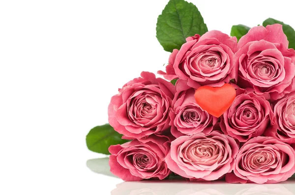 Valentinsherz in roten Rosen — Stockfoto
