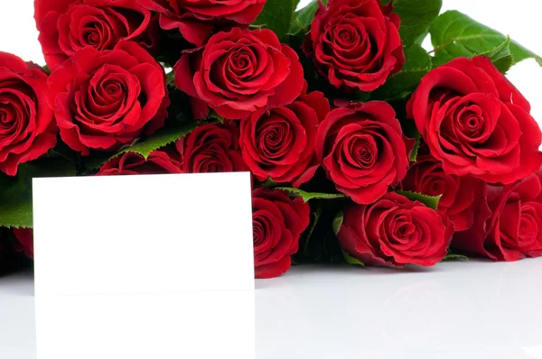 Ramo de rosas y tarjeta de felicitación aislada sobre fondo blanco — Foto de Stock