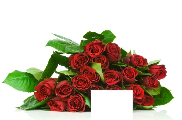 Strauß roter Rosen und Grußkarte isoliert auf weißem Hintergrund — Stockfoto