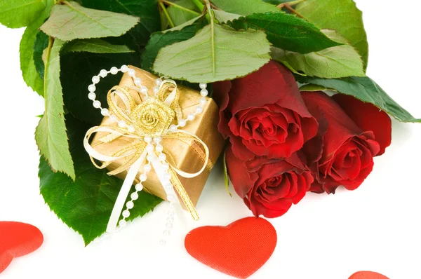 Rosas com coração vermelho e presente isolado no fundo branco — Fotografia de Stock