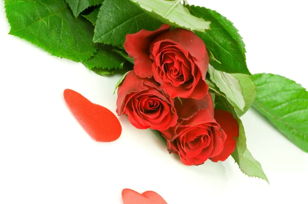 红色的心被隔绝在白色背景上的玫瑰花 — 图库照片