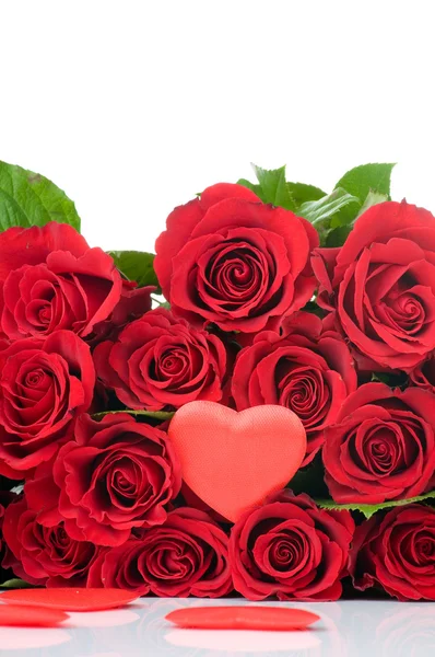 San Valentino Cuore in rose rosse isolato su sfondo bianco — Foto Stock