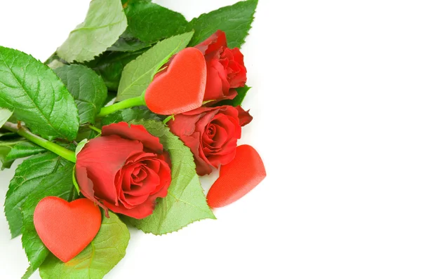 Rosas con corazón rojo aisladas sobre fondo blanco — Foto de Stock