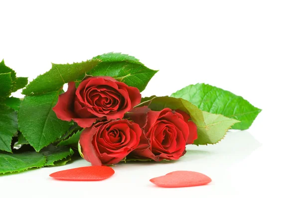 Róże z czerwonym sercem na białym tle — Zdjęcie stockowe