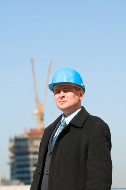 rosas amarillas con corazones rojos y tarjeta de felicitación