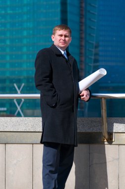 gökdelenler arka plan üzerinde çizim tutan mühendisi