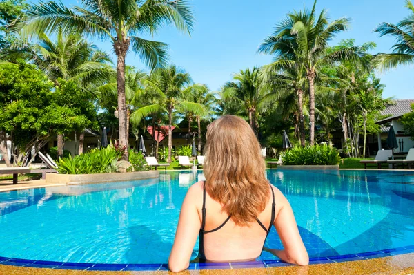 Mulher relaxante na piscina — Fotografia de Stock