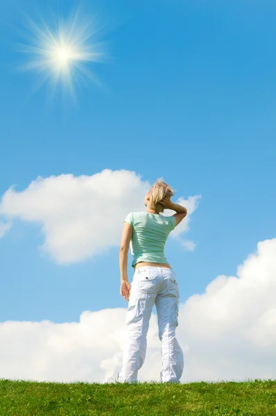 Meisje in het park — Stockfoto