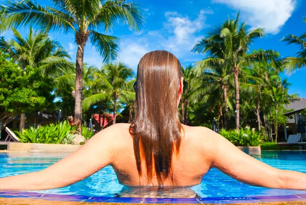 Vrouw ontspannen in het zwembad — Stockfoto