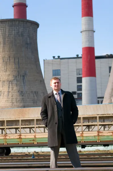 Biznesmen w pobliżu kolejowego — Zdjęcie stockowe