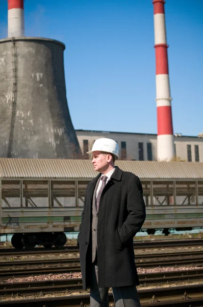 Ingénieur avec casque blanc près de la zone industrielle — Photo