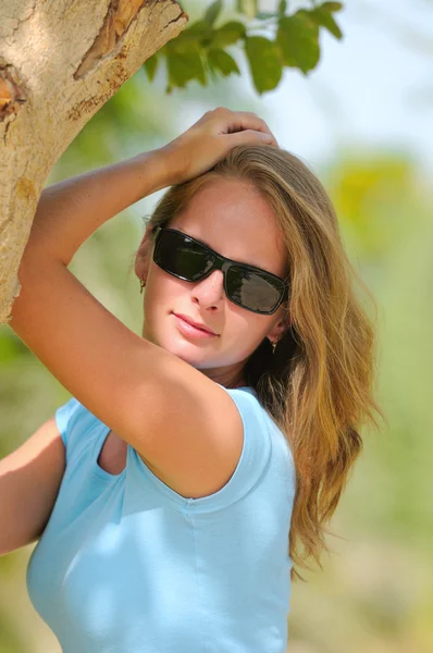 Portret van een jonge blonde vrouw in het park — Stockfoto