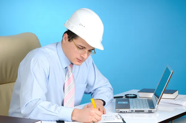 Engenheiro no seu local de trabalho — Fotografia de Stock