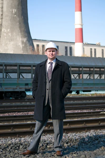 Ingénieur avec casque blanc près de la zone industrielle — Photo