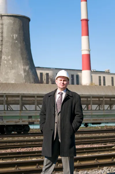 Ingenjör med vit hård hatt nära industriområde — Stockfoto