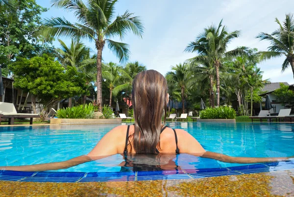 Vrouw ontspannen in het zwembad — Stockfoto