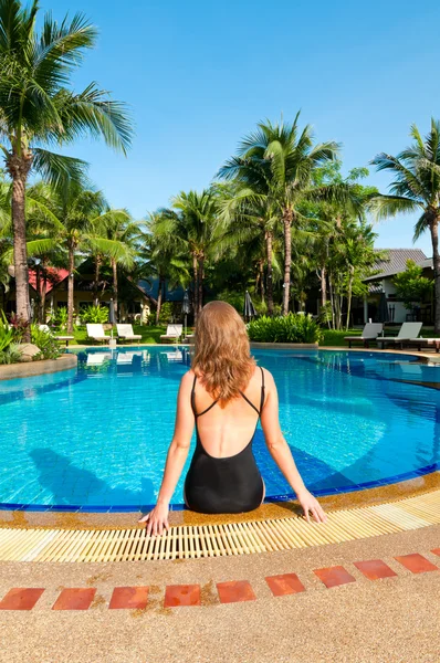 Mulher relaxante na piscina — Fotografia de Stock