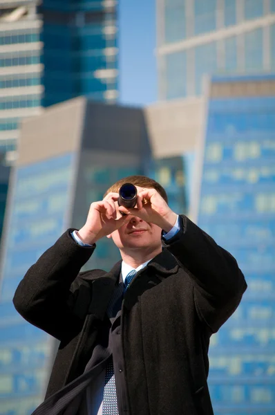 Empresario con telescopio mirando hacia el futuro — Foto de Stock