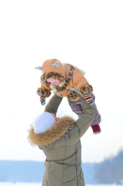 Anne ve kızı eğleniyor.