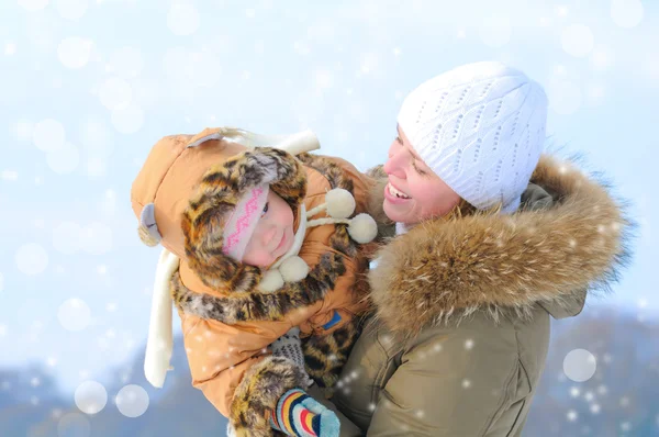 Mãe e filha no inverno ao ar livre — Fotografia de Stock