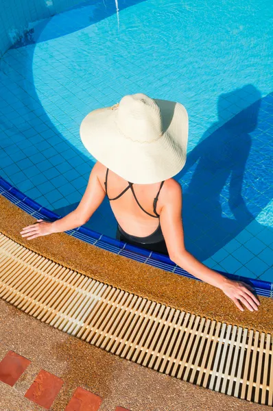 Jonge vrouw ontspannen bij het zwembad — Stockfoto