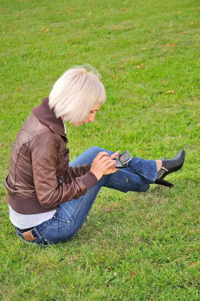 Woman with cellphone in park — Stock Photo, Image