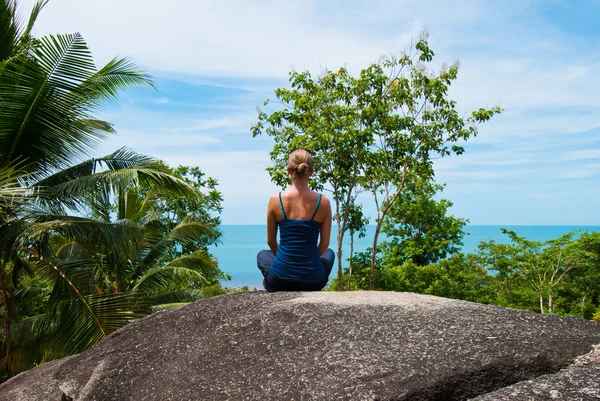 Jovem mulher em lótus posar meditando — Fotografia de Stock