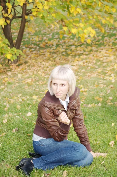 Woman In The Park — Stock Photo, Image