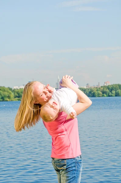 Mamma med barn i parken — Stockfoto