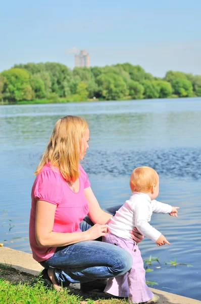 Anya, baba, a parkban — Stock Fotó