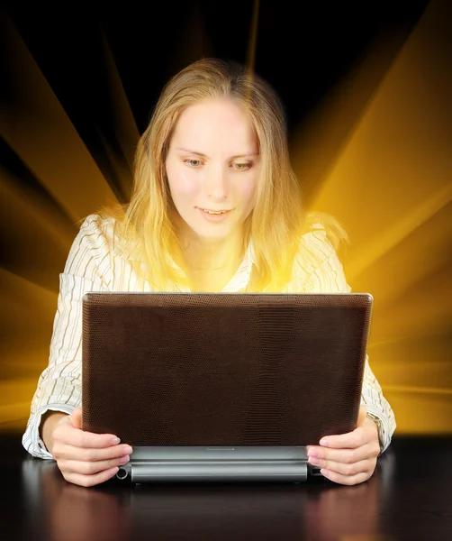 Γυναίκα που κρατά το μαγικό φορητό υπολογιστή στα χέρια της — Φωτογραφία Αρχείου