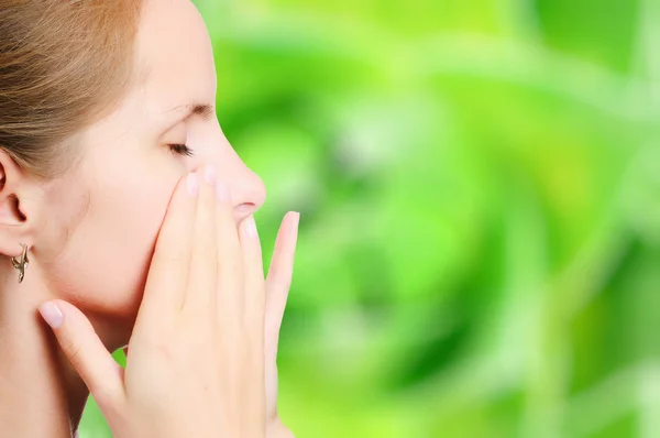 Porträt einer jungen Frau — Stockfoto