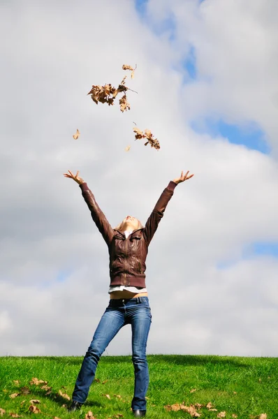 Young woman in the park — Stock Photo, Image