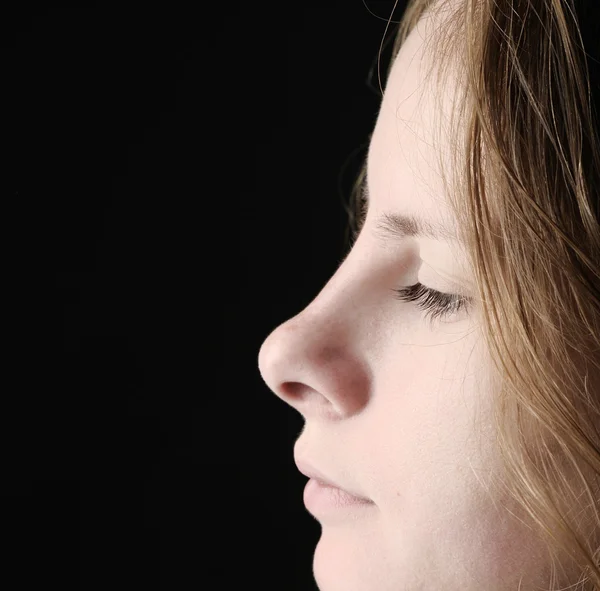 Retrato de mulher isolado em preto — Fotografia de Stock