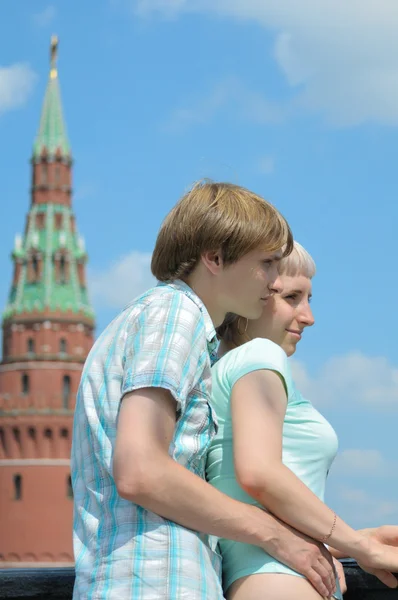 Young couple in the city — Stock Photo, Image