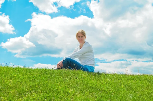 Femme en plein air — Photo