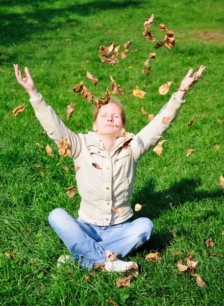 Jeune femme dans le parc — Photo