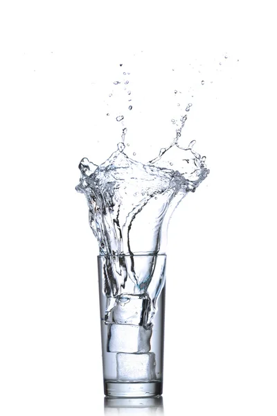 Agua en vidrio aislada sobre fondo blanco — Foto de Stock