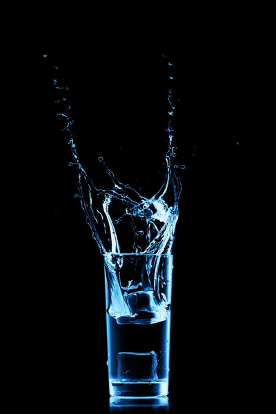 Wasser im Glas isoliert auf weißem Hintergrund — Stockfoto