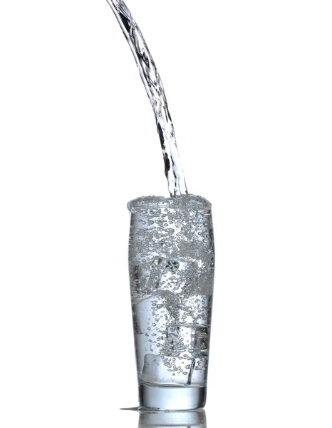 Vann i glass isolert på hvit bakgrunn – stockfoto