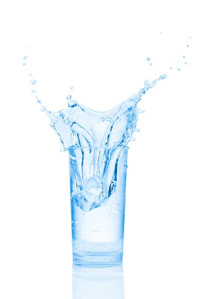 Wasser im Glas isoliert auf weißem Hintergrund — Stockfoto