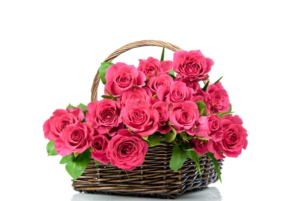 Ροζ τριαντάφυλλα στο καλάθι — Φωτογραφία Αρχείου