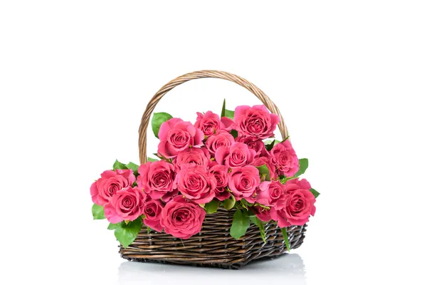 Rosas rosadas en la cesta — Foto de Stock