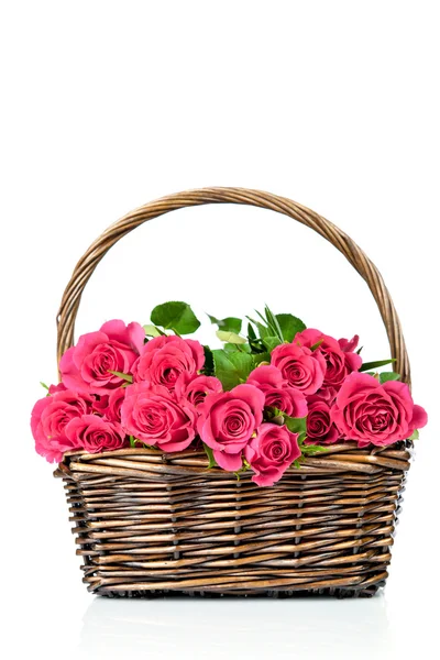 Rosas rosa na cesta — Fotografia de Stock