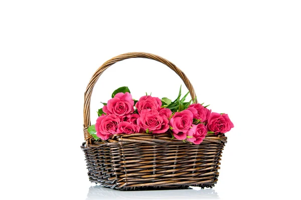 Rosas rosadas en la cesta — Foto de Stock
