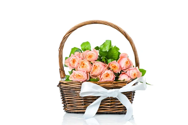 Růžové růže v koši — Stock fotografie