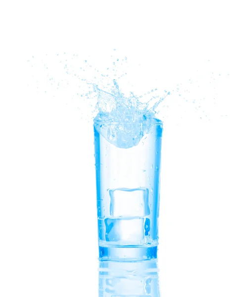 Wasser im Glas isoliert auf weißem Hintergrund — Stockfoto