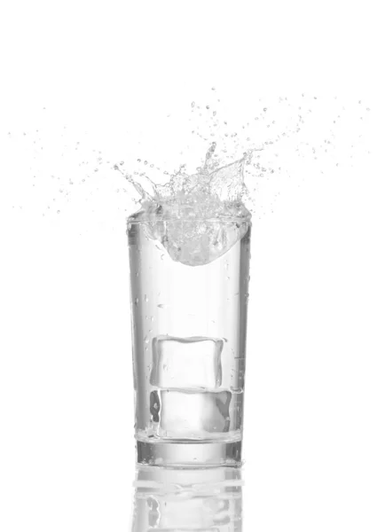 Agua en vidrio aislada sobre fondo blanco —  Fotos de Stock